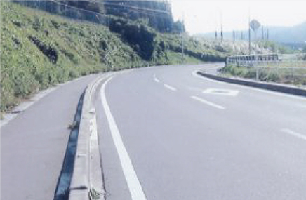 道路　昼 